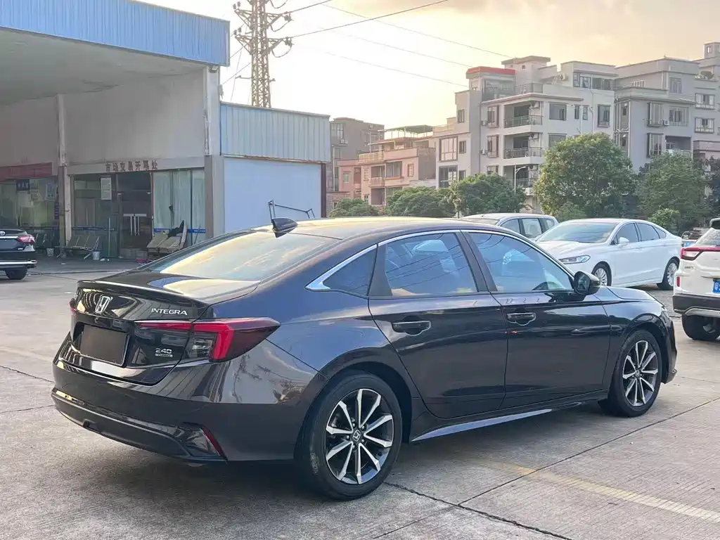 Integra 240 TURBO CVT Luxury