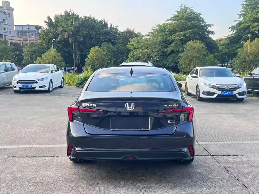 Integra 240 TURBO CVT Luxury