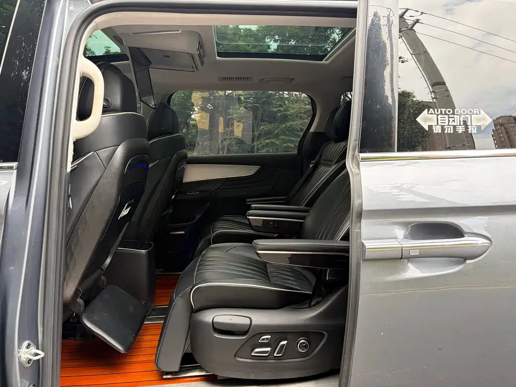 Roewe iMAX8 400 TGI Supreme Series Honored