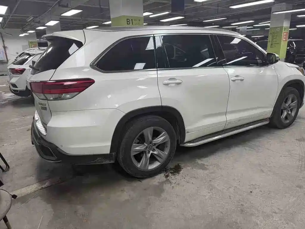 Highlander 2.0 T 4 WD Luxury 7-seat CN-VI