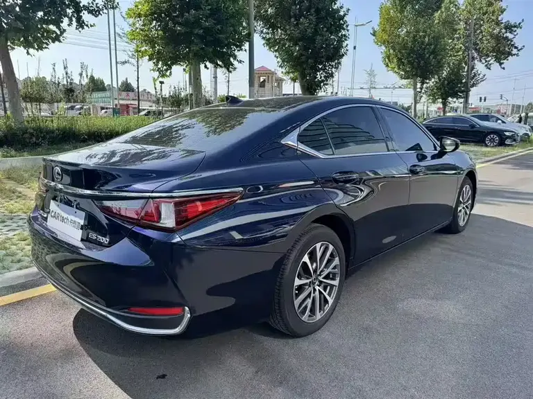 Lexus ES 200 Outstanding