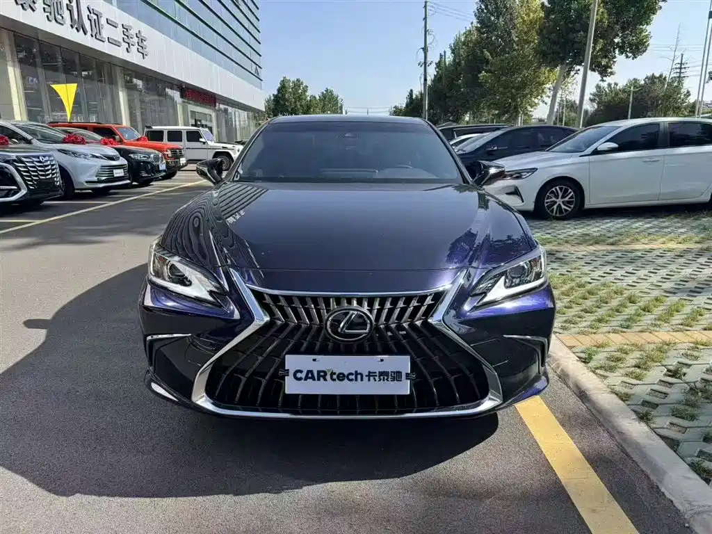 Lexus ES 200 Outstanding