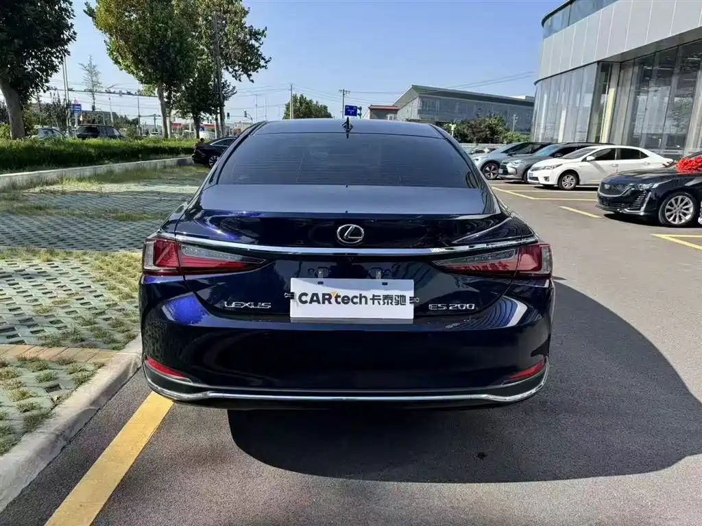 Lexus ES 200 Outstanding