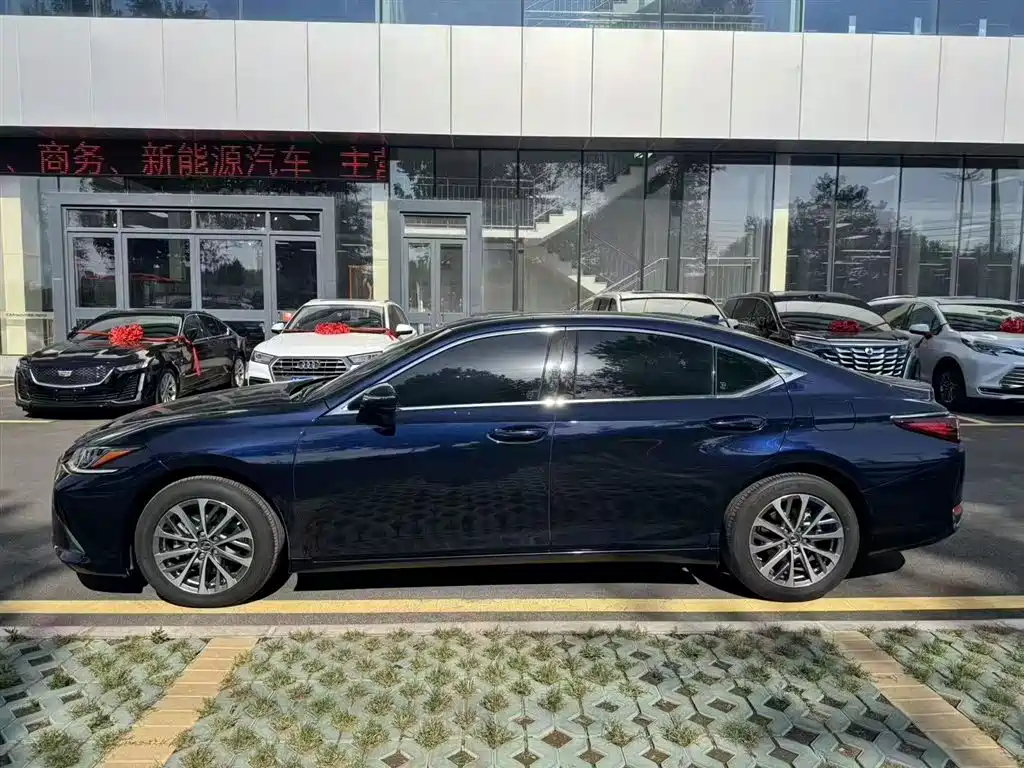 Lexus ES 200 Outstanding
