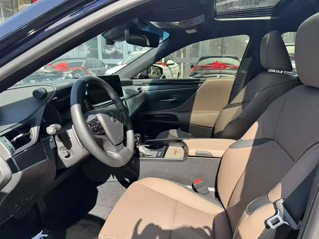 Lexus ES 200 Outstanding