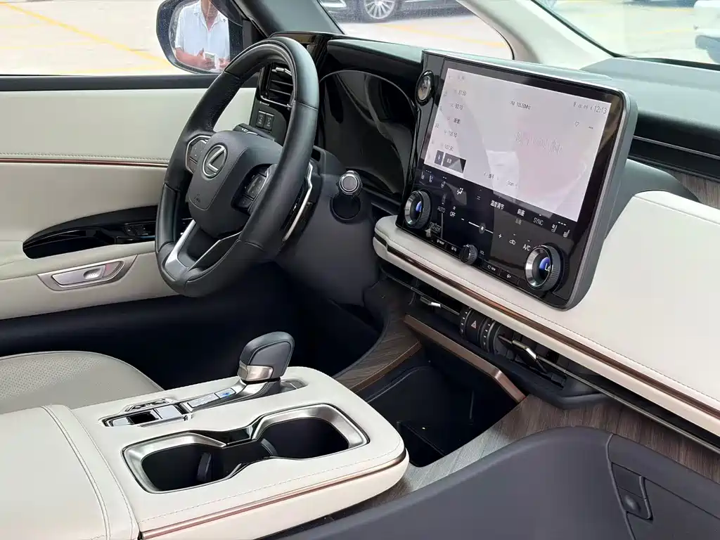 Lexus LM 500 h 6-seat Supreme