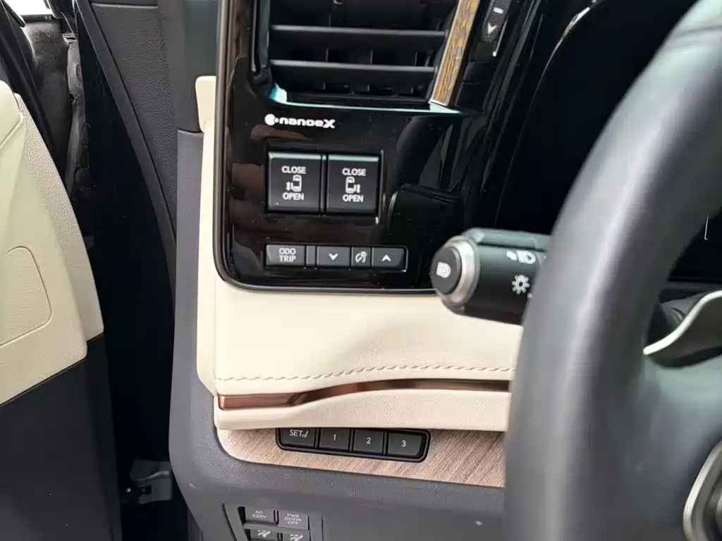 Lexus LM 500 h 6-seat Supreme