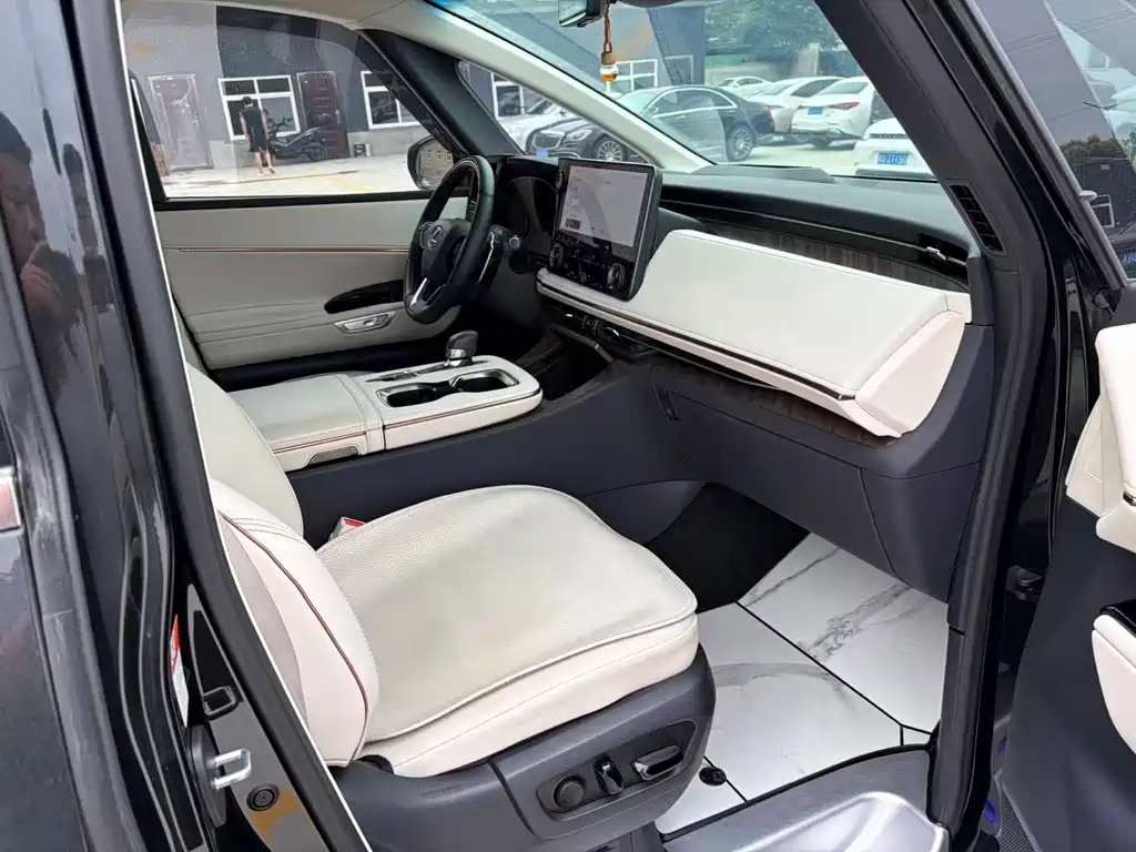 Lexus LM 500 h 6-seat Supreme