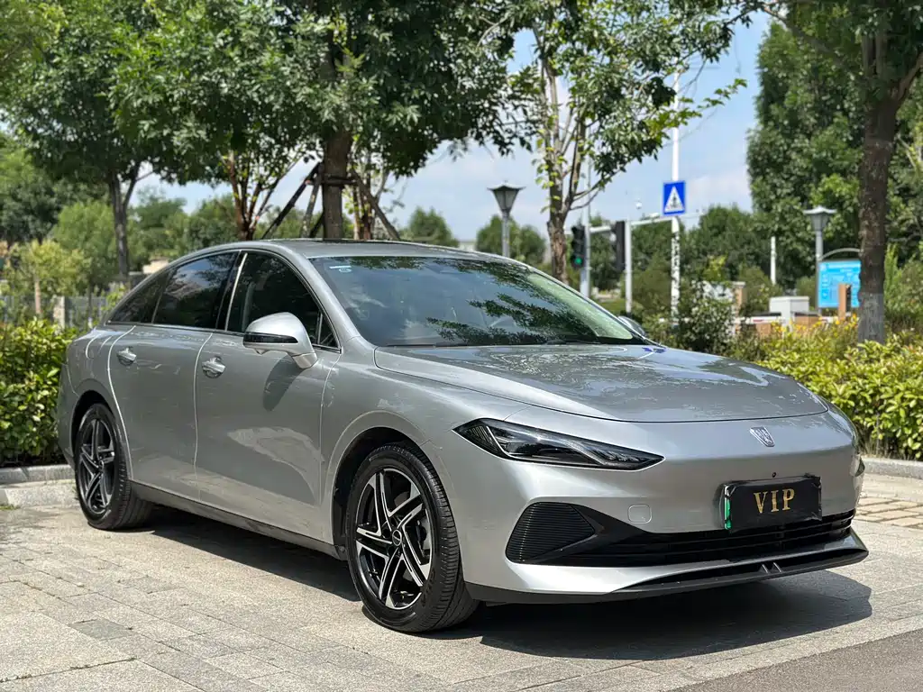 Roewe D7 DMH 125 km Flagship