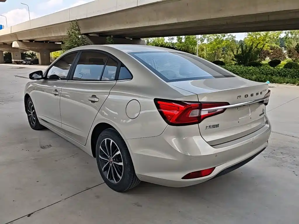 Roewe i5 1.5 L Manual 4 G Connected Leading Luxury Flagship