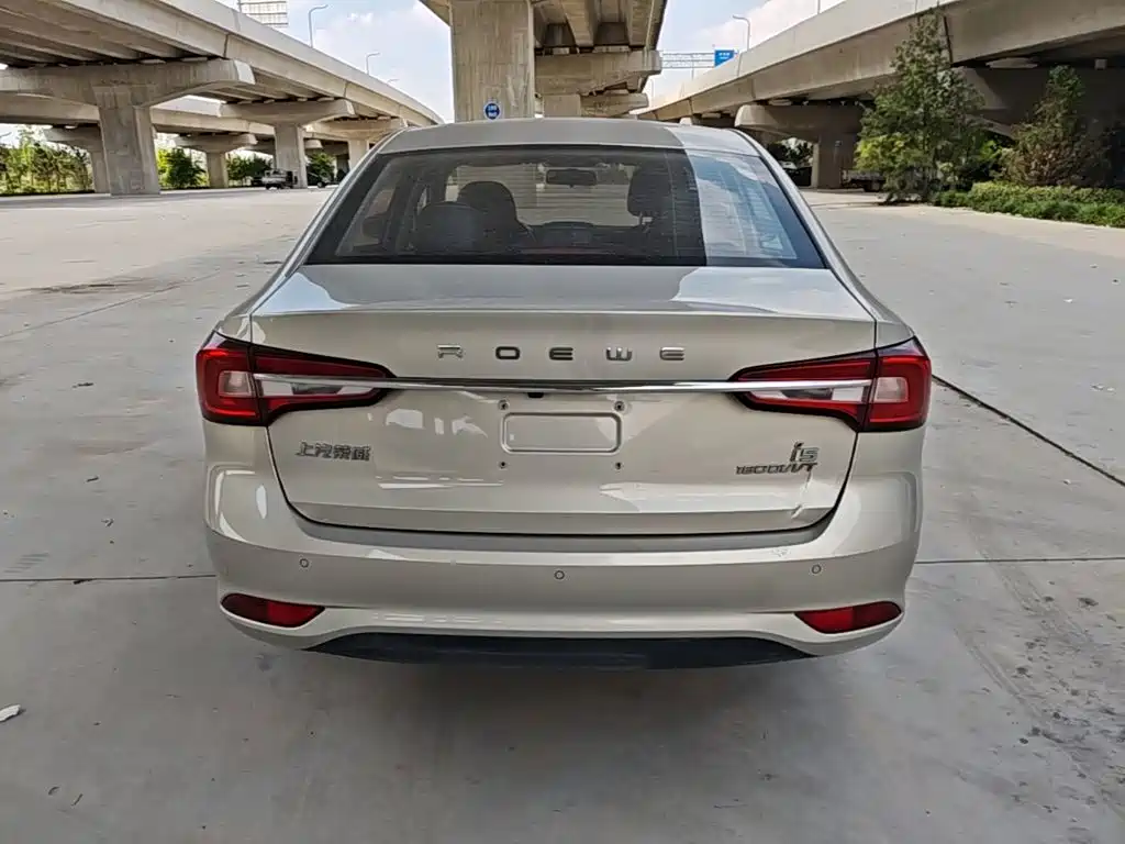 Roewe i5 1.5 L Manual 4 G Connected Leading Luxury Flagship