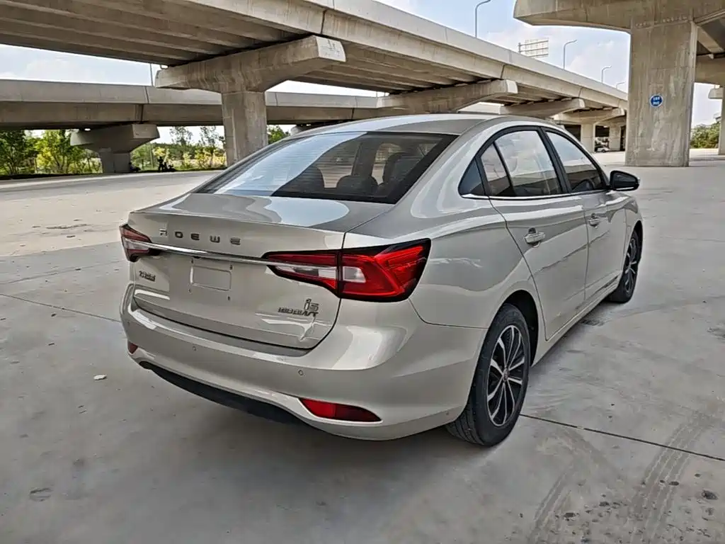 Roewe i5 1.5 L Manual 4 G Connected Leading Luxury Flagship