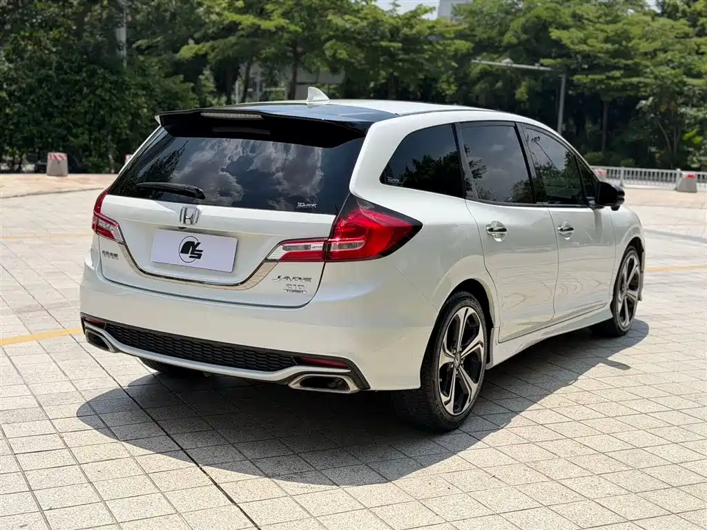 Jade 210 TURBO CVT Luxury 5-seat