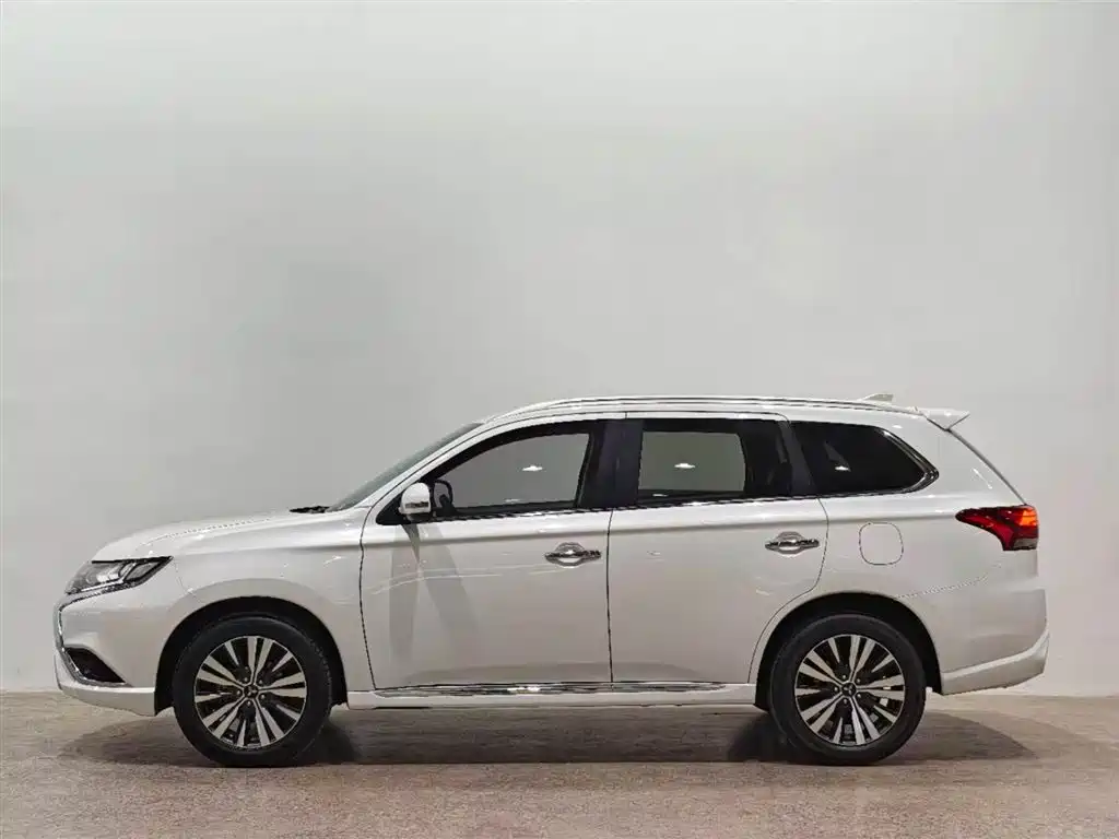 Outlander 2.4 L 4 WD Enjoyment 7-seat
