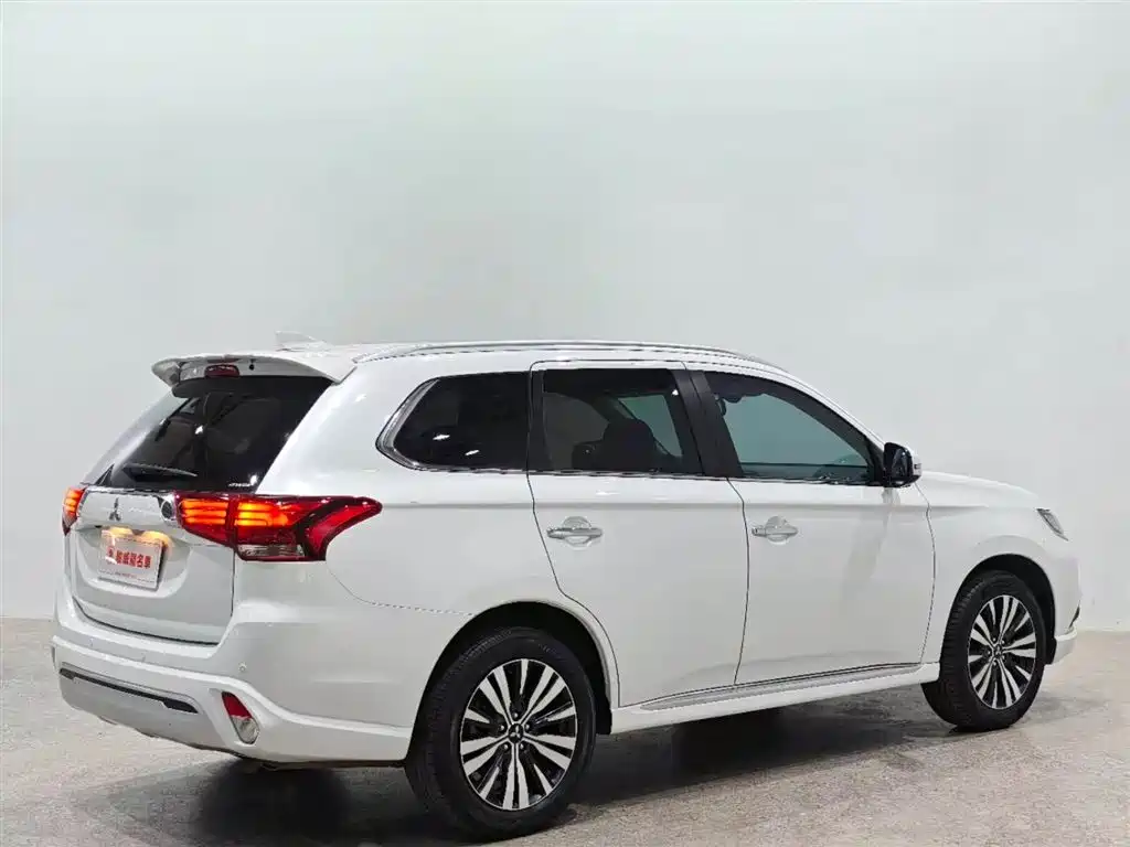 Outlander 2.4 L 4 WD Enjoyment 7-seat
