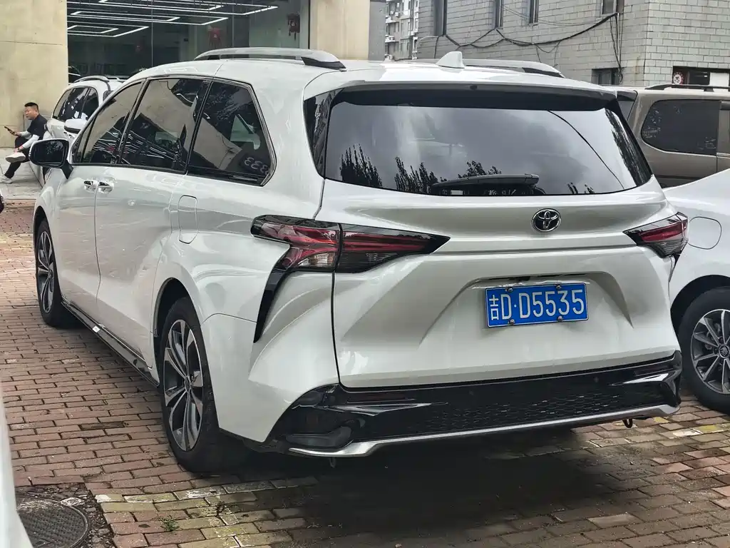 Granvia 2.5 L Hybrid Flagship VIP
