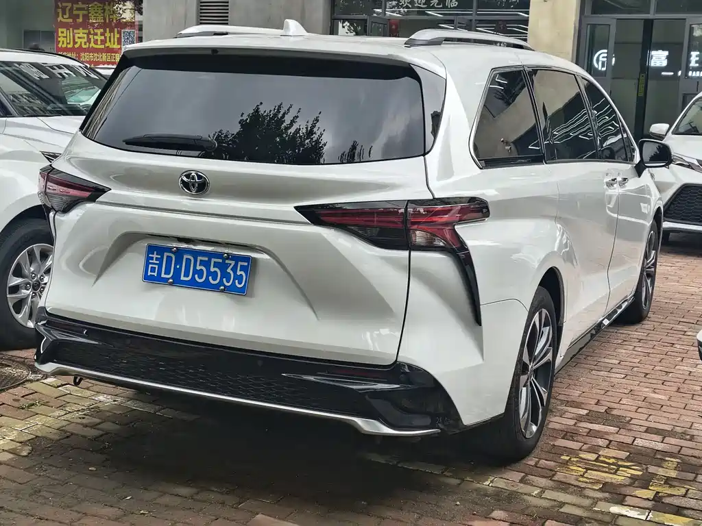 Granvia 2.5 L Hybrid Flagship VIP