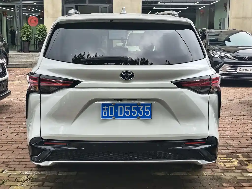 Granvia 2.5 L Hybrid Flagship VIP