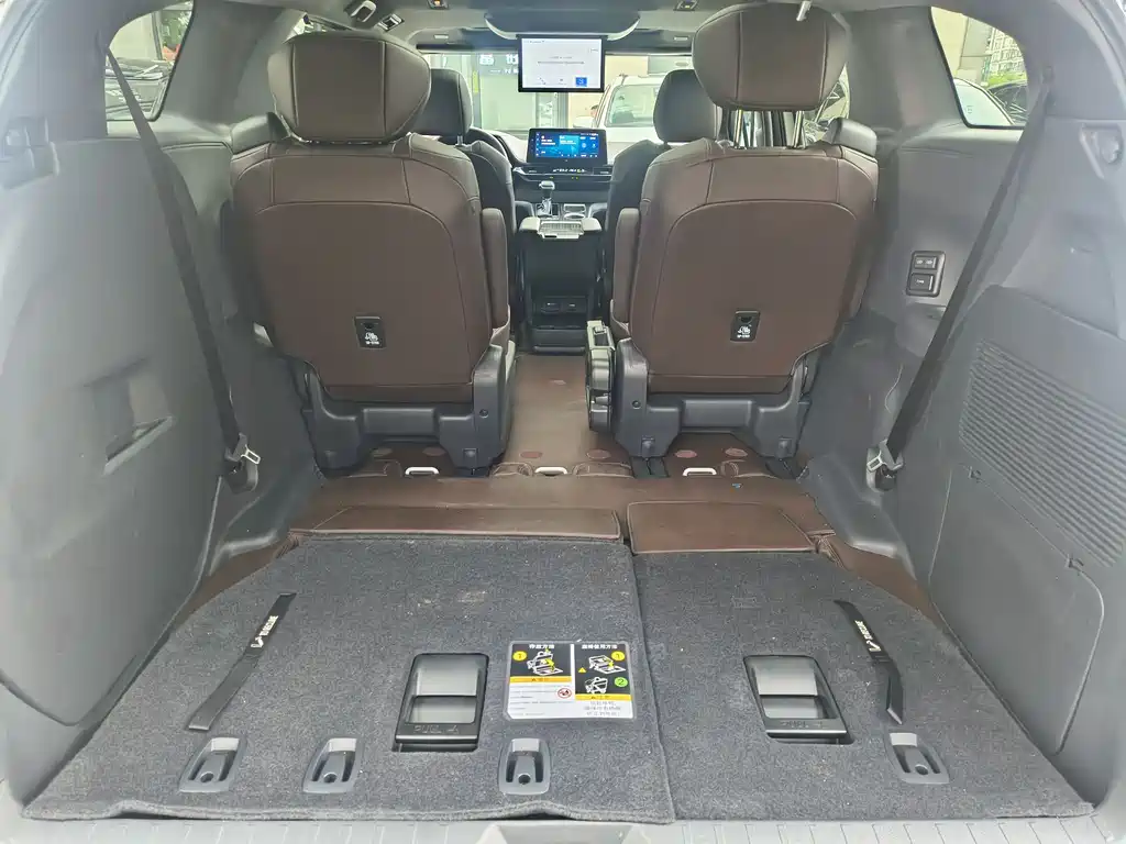 Granvia 2.5 L Hybrid Flagship VIP