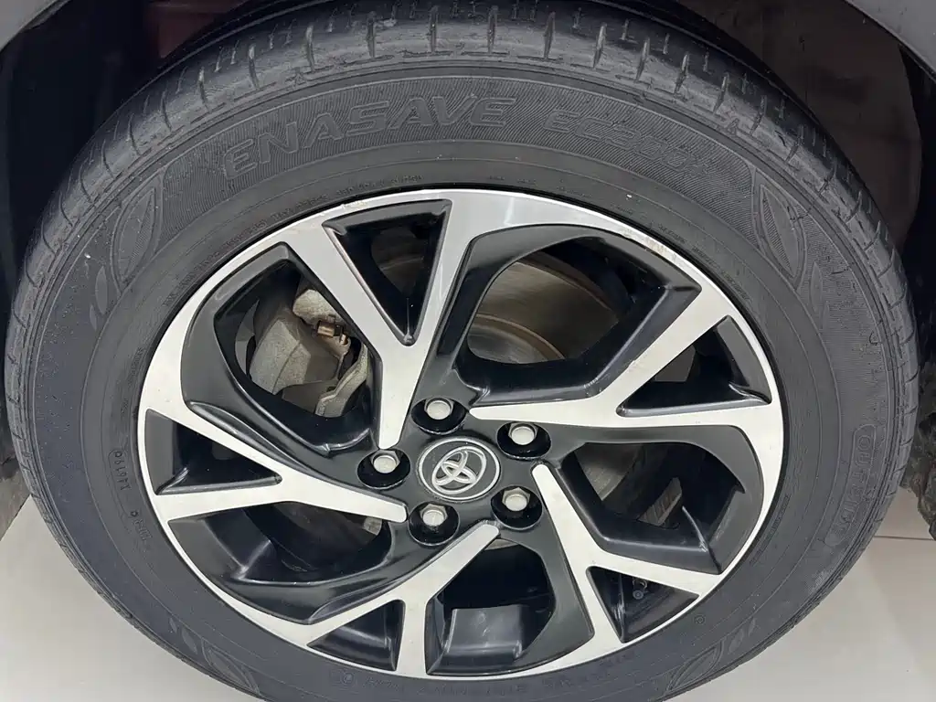 Toyota C-HR 2.0 L Leading