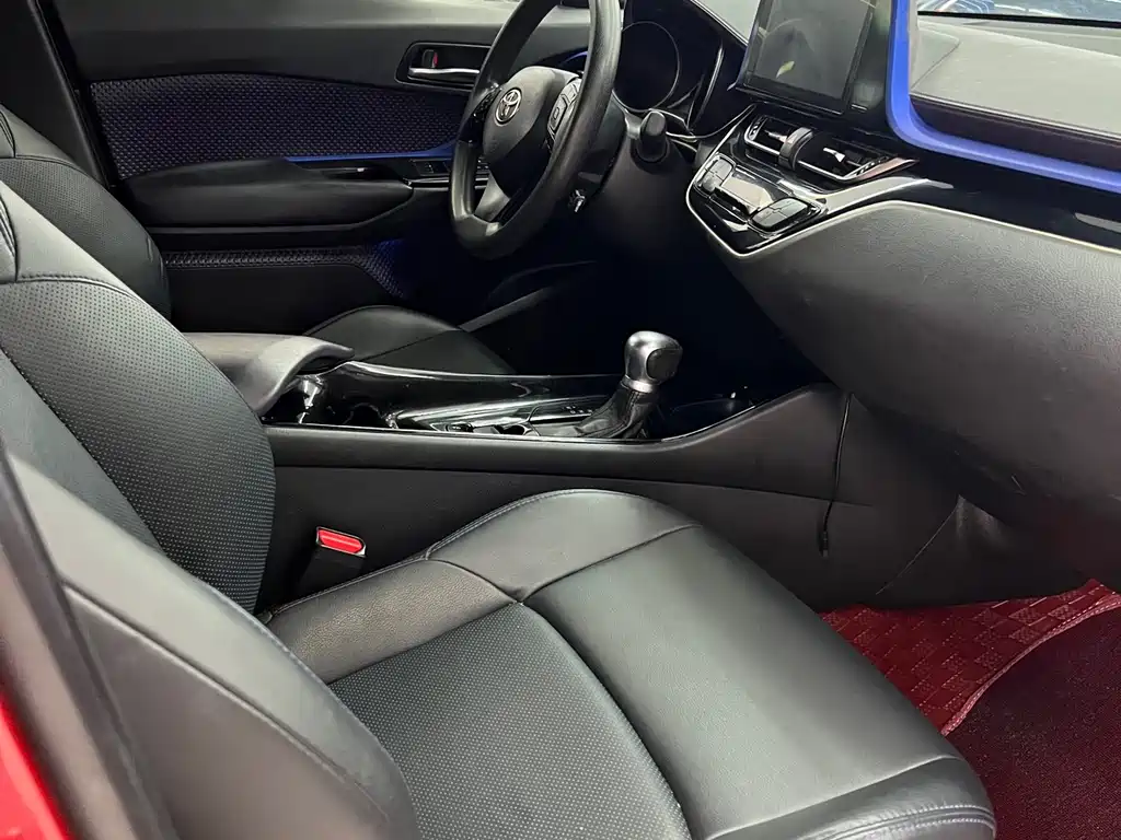 Toyota C-HR 2.0 L Leading