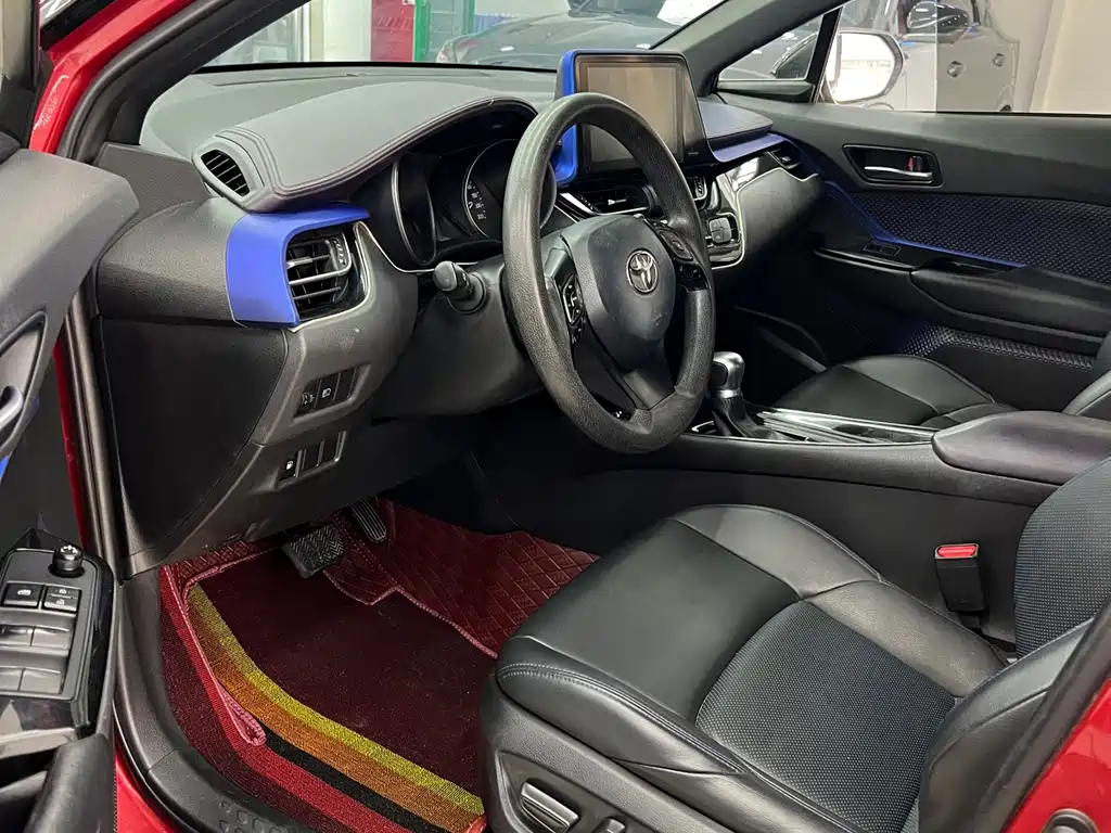 Toyota C-HR 2.0 L Leading