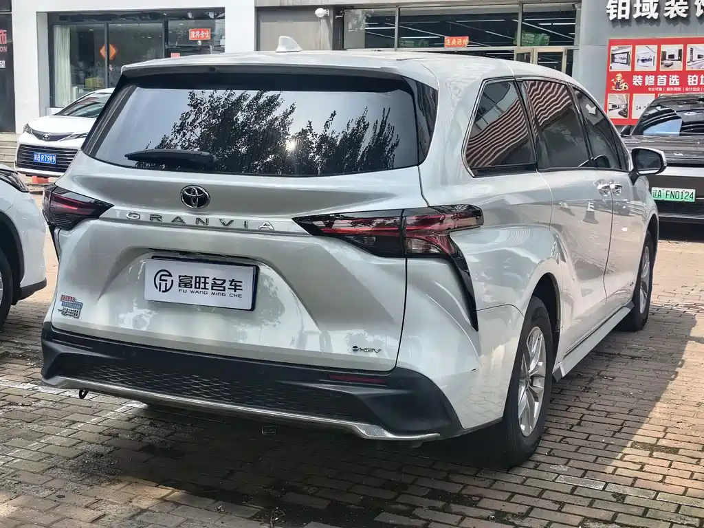 Granvia 2.5 L Hybrid Comfort