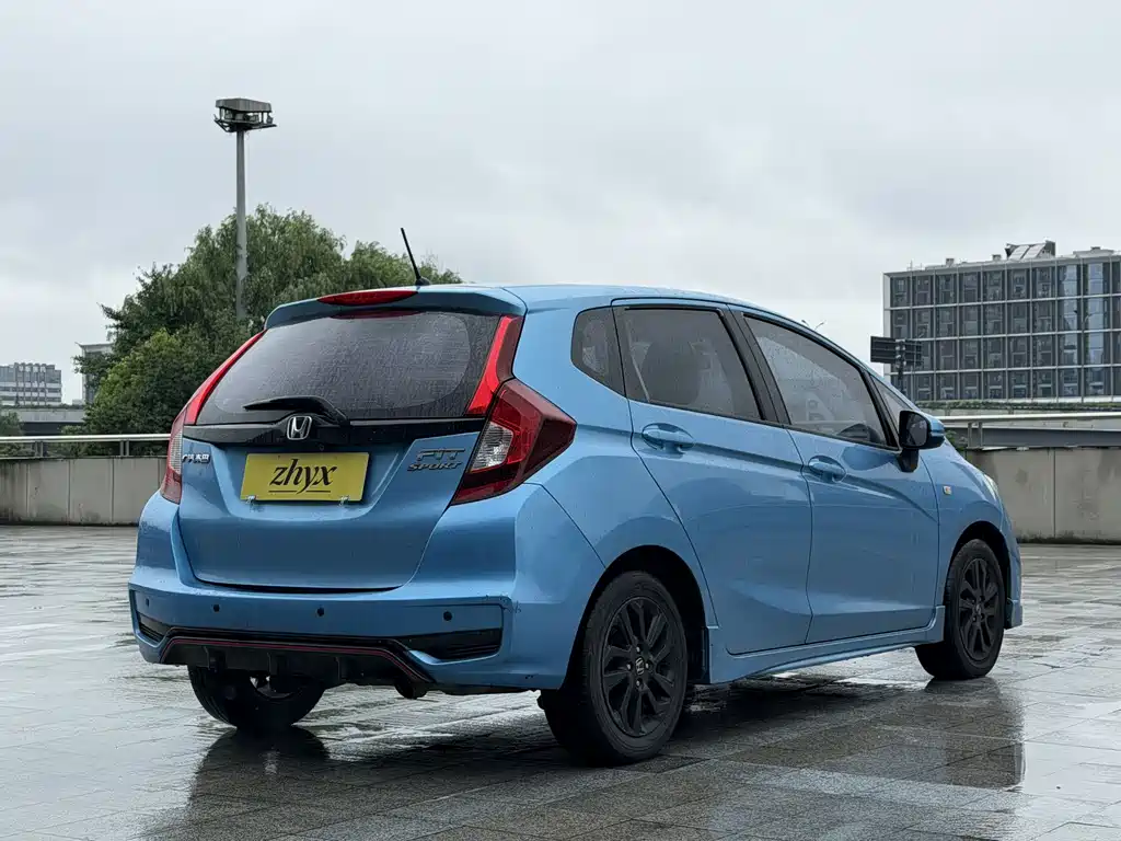 Fit 1.5 L CVT Trend Sport +