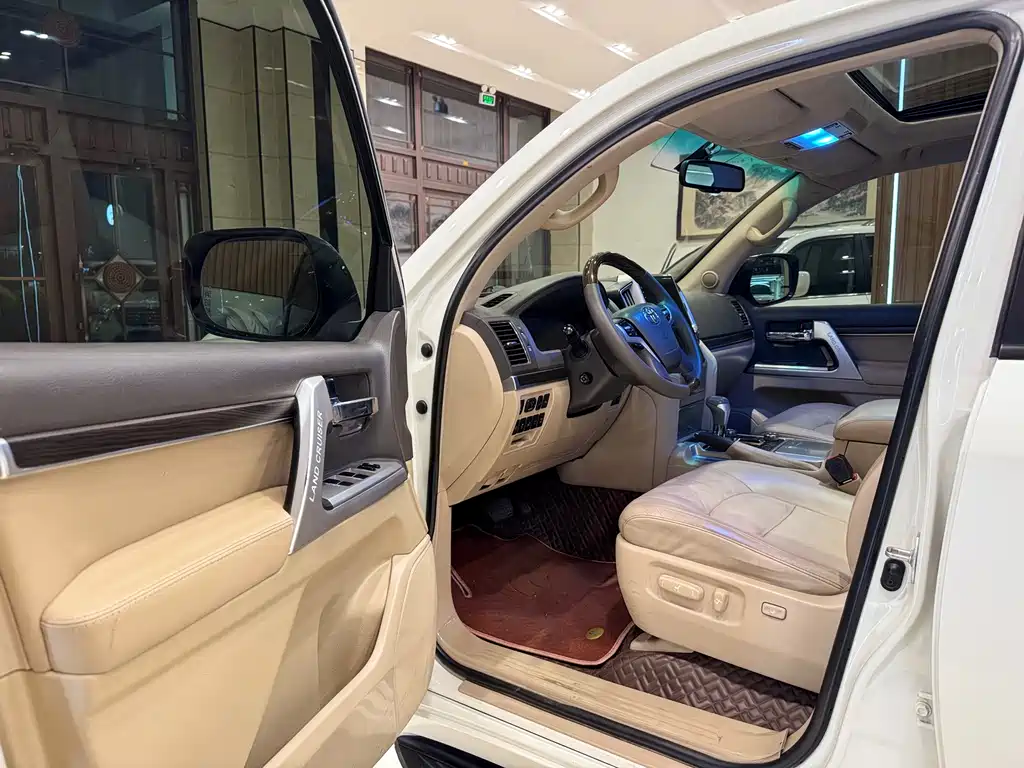 Land Cruiser 4.6 L Auto VX-R