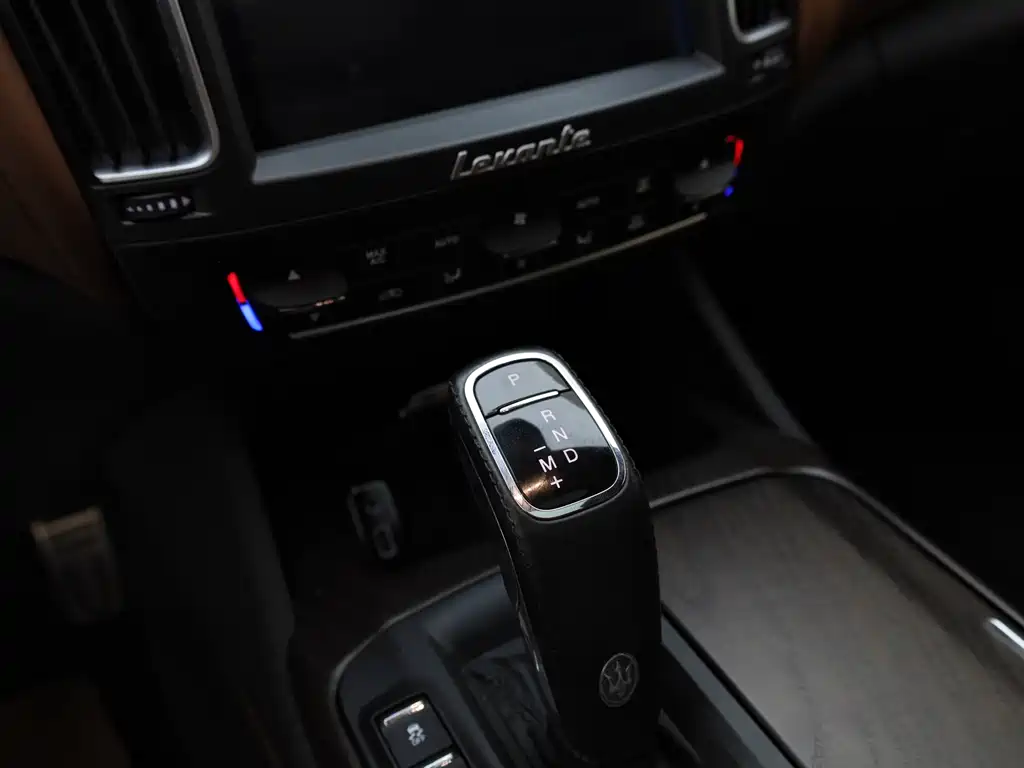 Levante 3.0 T Standard CN-V