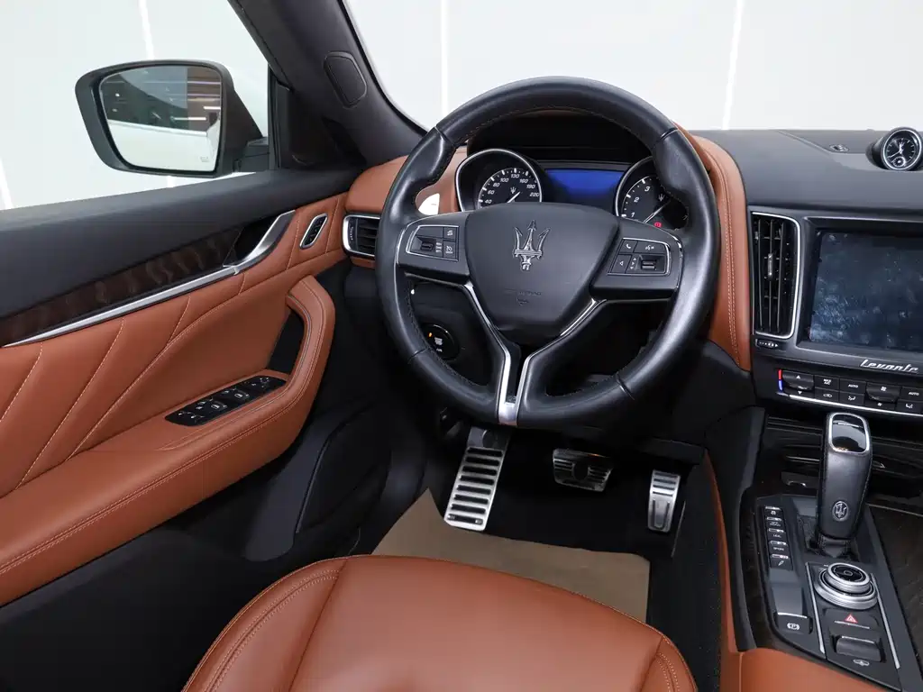 Levante 3.0 T Standard CN-V