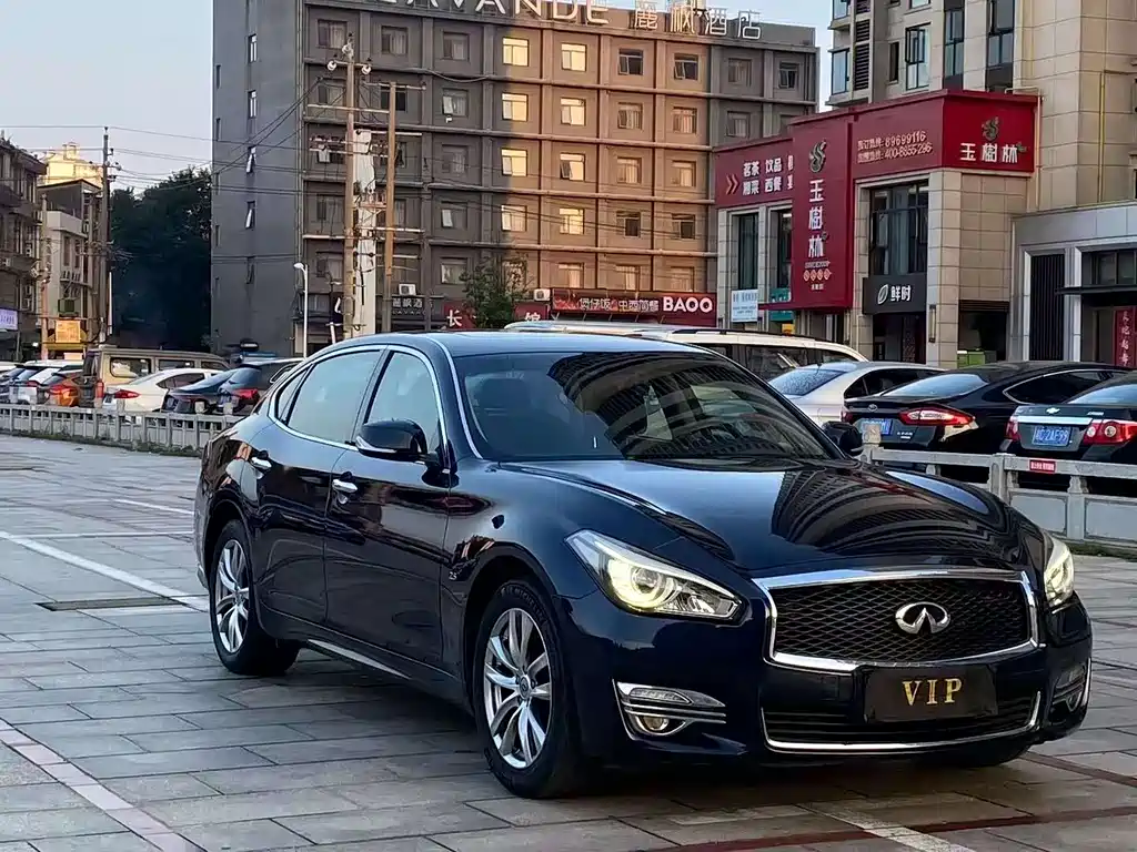 Infiniti Q70 Q70 L 2.5 L Elite