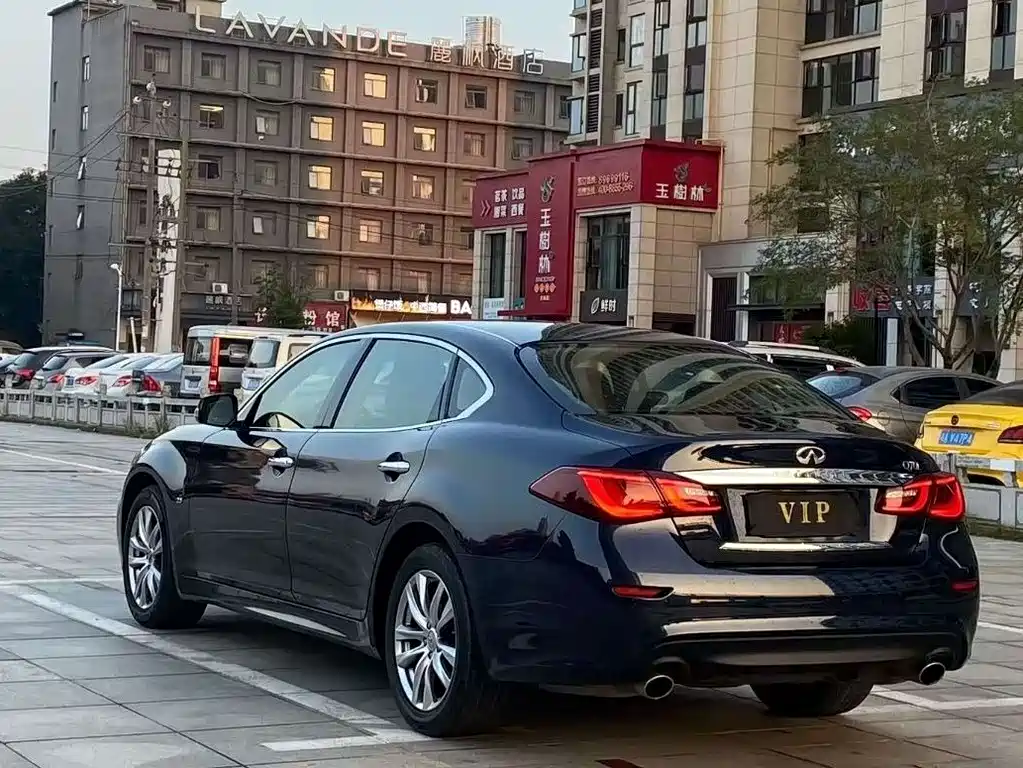 Infiniti Q70 Q70 L 2.5 L Elite