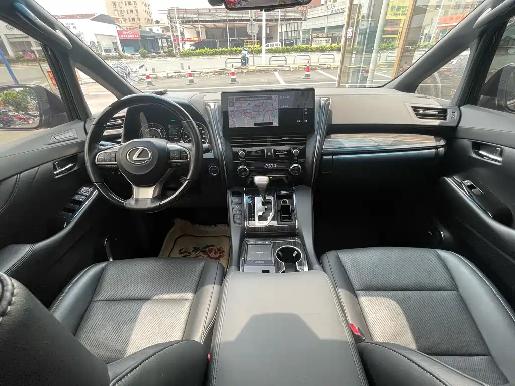 Lexus LM 300 h 4-seat Royal World