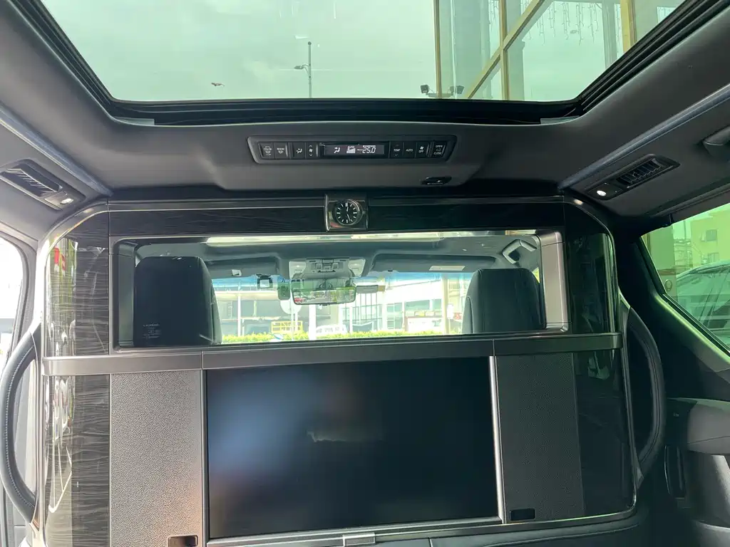 Lexus LM 300 h 4-seat Royal World