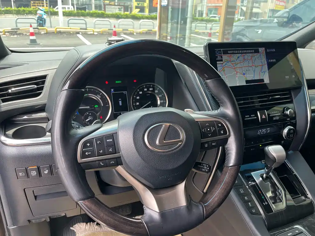 Lexus LM 300 h 4-seat Royal World