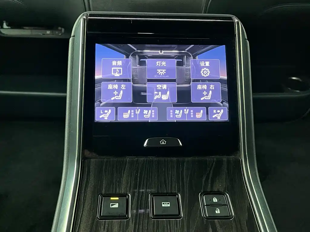 Lexus LM 300 h 4-seat Royal World