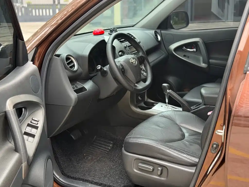 RAV4 Dazzle Pack 2.4 L Auto 4 WD Luxury