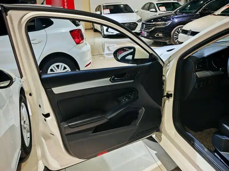 Lamando 230 TSI DSG Style
