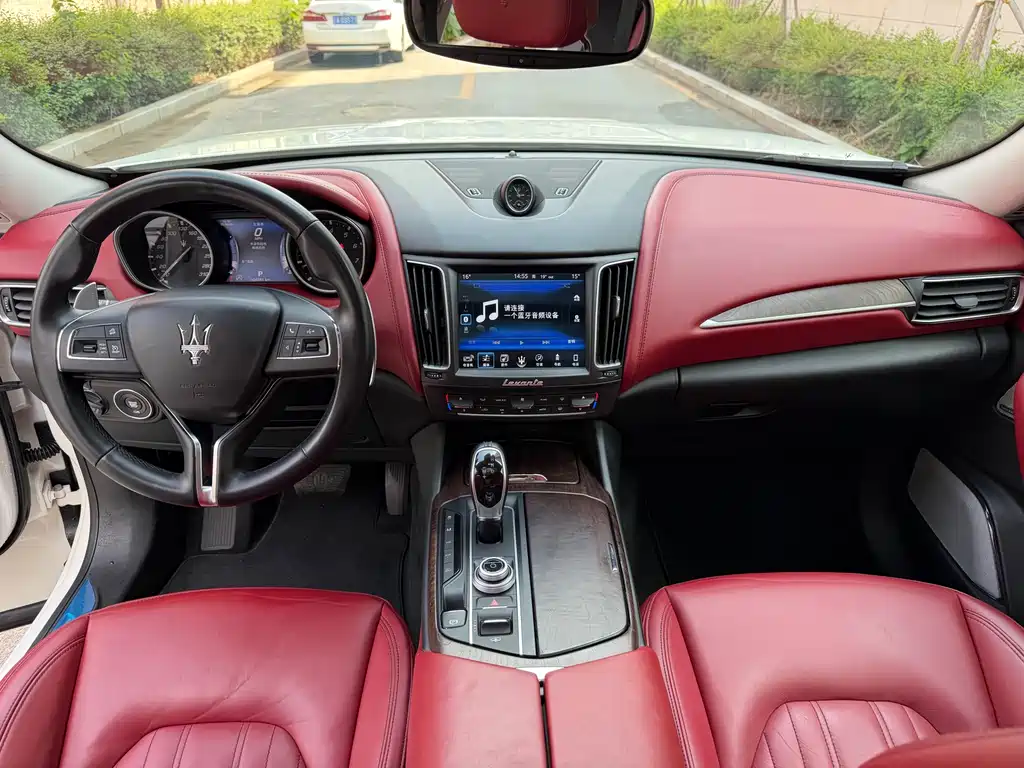 Levante 3.0 T Standard