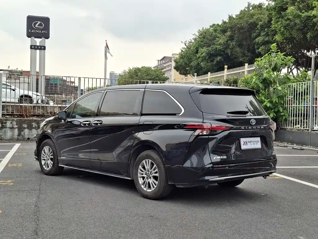 Sienna 2.5 L Hybrid Luxury