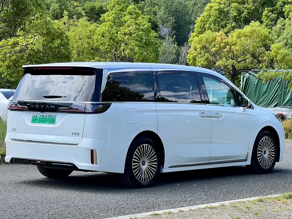 Voyah Dreamer PHEV 4 WD Distinguished Kunpeng