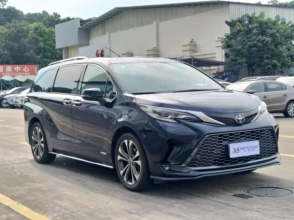 Granvia 2.5 L Hybrid Flagship