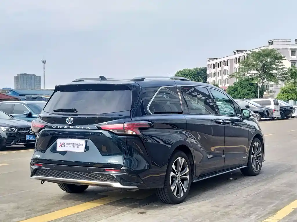 Granvia 2.5 L Hybrid Flagship