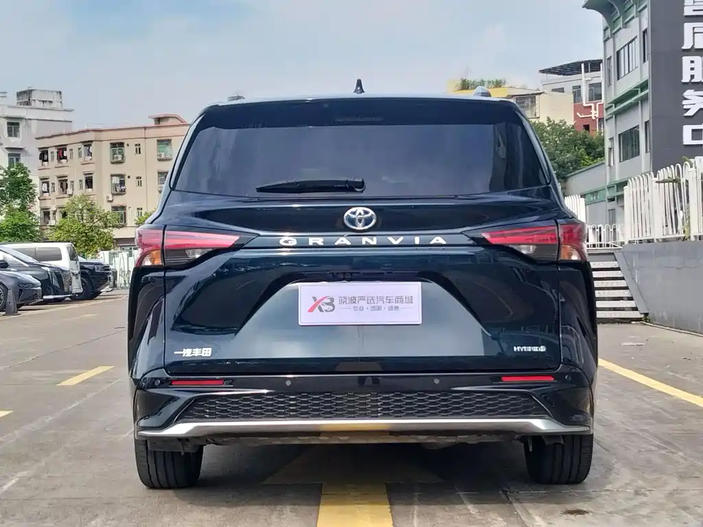 Granvia 2.5 L Hybrid Flagship