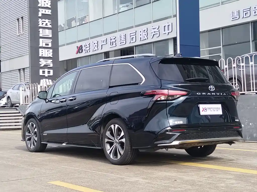 Granvia 2.5 L Hybrid Flagship