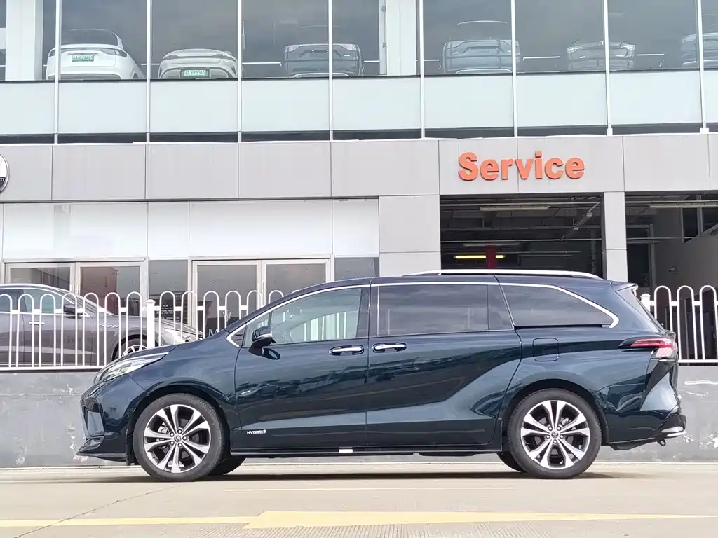 Granvia 2.5 L Hybrid Flagship