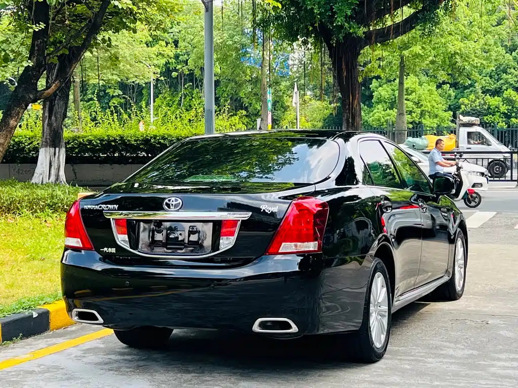 Crown 2.5 L Royal Leather Sunroof