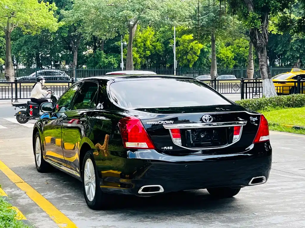 Crown 2.5 L Royal Leather Sunroof