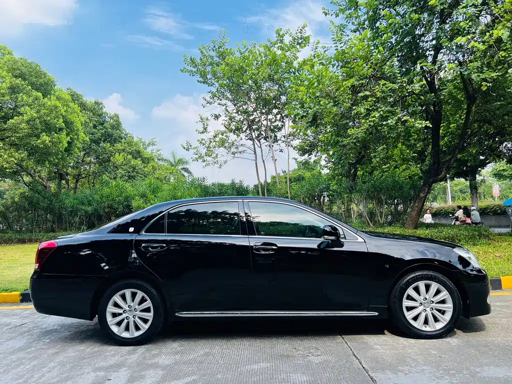 Crown 2.5 L Royal Leather Sunroof